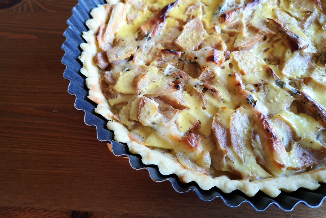 Tarta z gruszką i serem pleśniowym